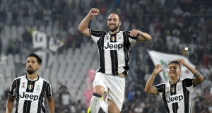 Juventus’ stock surges, +44% in a month. The best performance since 2008 Sami Khedira, Gonzalo Higuain and Paulo Dybala - Juventus (Insidefoto)